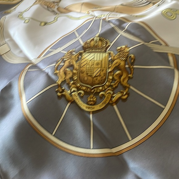 Authentic Hermes "Springs" Carre 90 Silk Scarf Grey EUC🩶💛 with snag - Picture 10 of 13